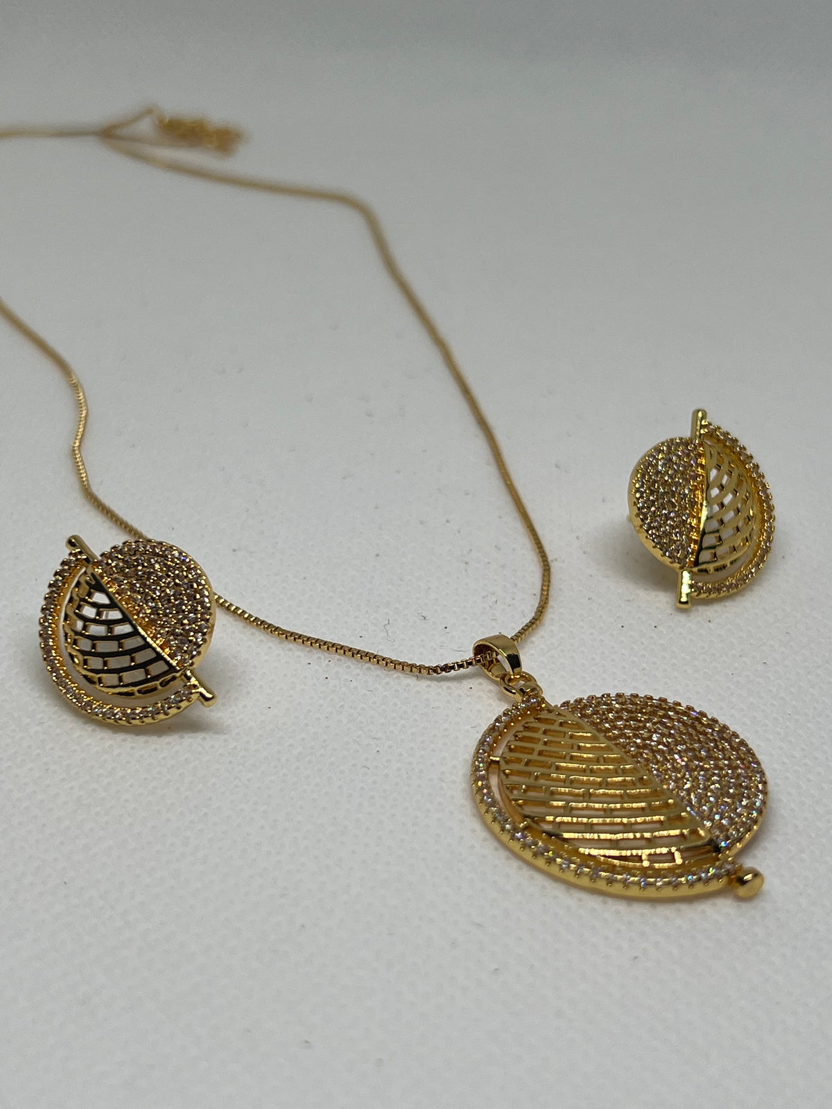 Dream Karigiri Round Gold Pendant