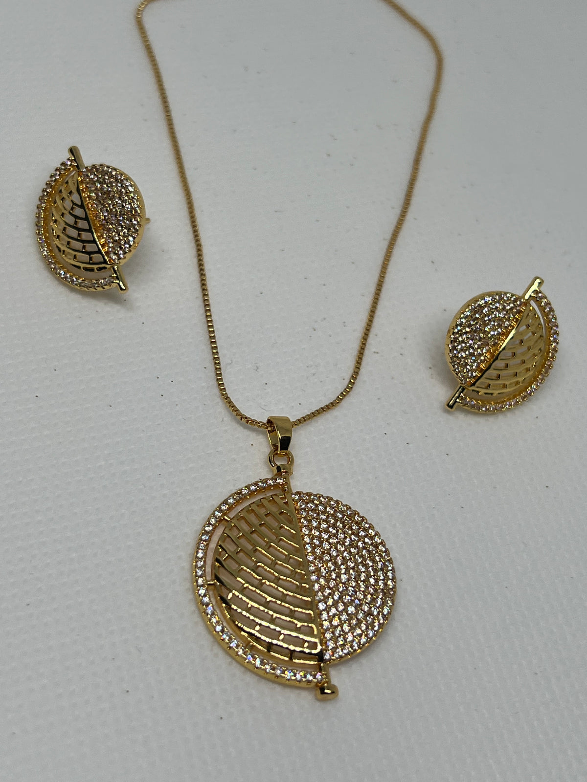 Dream Karigiri Round Gold Pendant